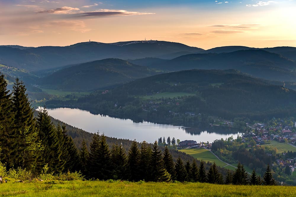 malerischer-sonnenuntergang-am-titisee